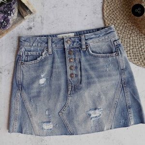 Free People Hallie distressed denim skirt. Size 29